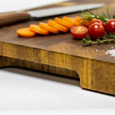 Luxe end-grain snijplank van acaciahout in De Brandmeester-stijl. Ambachtelijk handgemaakt, duurzaam, met subtiele zijgravure en verzonken handgreep End-grain snijplank van acaciahout met handgreep. Warme houtnerf, ambachtelijke afwerking, subtiele zijgravure – gefotografeerd in Meesterbrander-stijl.