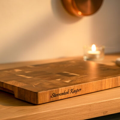 Luxe end-grain snijplank van acaciahout in De Brandmeester-stijl. Ambachtelijk handgemaakt, duurzaam, met subtiele zijgravure en verzonken handgreep End-grain snijplank van acaciahout met handgreep. Warme houtnerf, ambachtelijke afwerking, subtiele zijgravure – gefotografeerd in Meesterbrander-stijl.