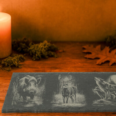 Leisteen gravures van edelhert, wild zwijn & wolf | De Meesterbrander Leisteen decoratieplank met gravure van edelhert, wild zwijn of wolf – ambachtelijk Veluws laserwerk.