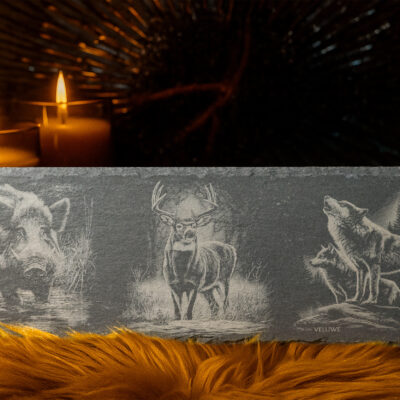 Leisteen gravures van edelhert, wild zwijn & wolf | De Meesterbrander Leisteen decoratieplank met gravure van edelhert, wild zwijn of wolf – ambachtelijk Veluws laserwerk.