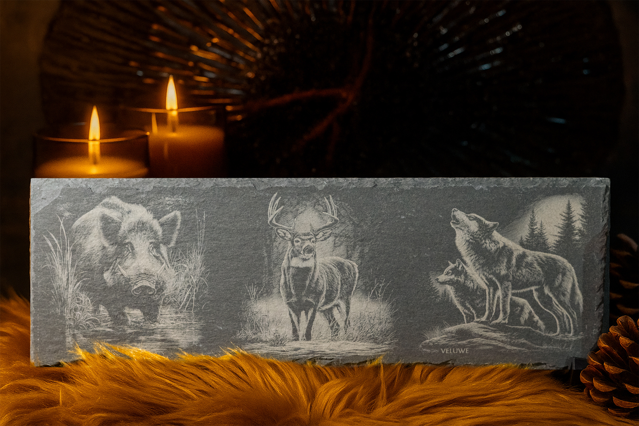 Leisteen gravures van edelhert, wild zwijn & wolf | De Meesterbrander Leisteen decoratieplank met gravure van edelhert, wild zwijn of wolf – ambachtelijk Veluws laserwerk.