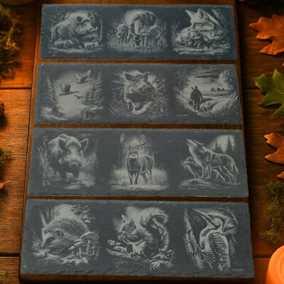 Leisteen Collectie – De Veluwse Bewoners Breng de magie van de Veluwe in huis met onze exclusieve leisteen decoratieplanken, ambachtelijk gegraveerd in de kenmerkende stijl van De Meesterbrander.