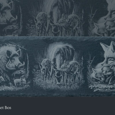 Leisteen gravures lente op de Veluwe – zwijntjes, hertjes & vosjes | De Meesterbrander Leisteen decoratieplank met lentethema – jonge zwijntjes, hertjes en vosjes, gegraveerd in Meesterbrander-stijl.