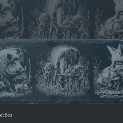 Leisteen decoratieplank met lentethema – jonge zwijntjes, hertjes en vosjes, gegraveerd in Meesterbrander-stijl.