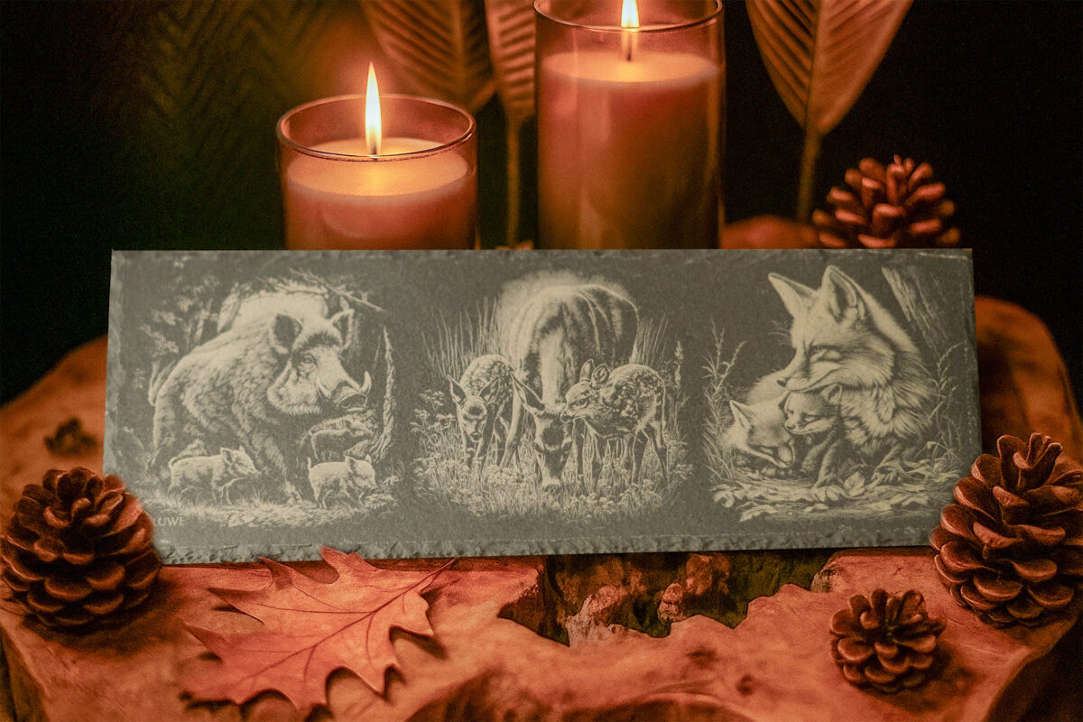 Leisteen decoratieplank met lentethema – jonge zwijntjes, hertjes en vosjes, gegraveerd in Meesterbrander-stijl. Leisteen gravures lente op de Veluwe – zwijntjes, hertjes & vosjes | De Meesterbrander