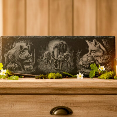 Leisteen decoratieplank met lentethema – jonge zwijntjes, hertjes en vosjes, gegraveerd in Meesterbrander-stijl. Leisteen gravures lente op de Veluwe – zwijntjes, hertjes & vosjes | De Meesterbrander