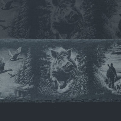 Leisteen decoratieplanken met jachtthema | De Meesterbrander Leisteen gravure met jachttafereel – eerbetoon aan de Veluwse jachttraditie, gegraveerd door De Meesterbrander.