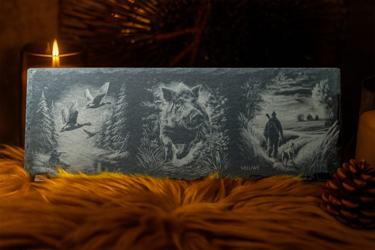 Leisteen decoratieplanken met jachtthema | De Meesterbrander Leisteen gravure met jachttafereel – eerbetoon aan de Veluwse jachttraditie, gegraveerd door De Meesterbrander.