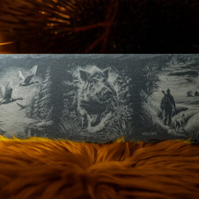 Leisteen decoratieplanken met jachtthema | De Meesterbrander Leisteen gravure met jachttafereel – eerbetoon aan de Veluwse jachttraditie, gegraveerd door De Meesterbrander.