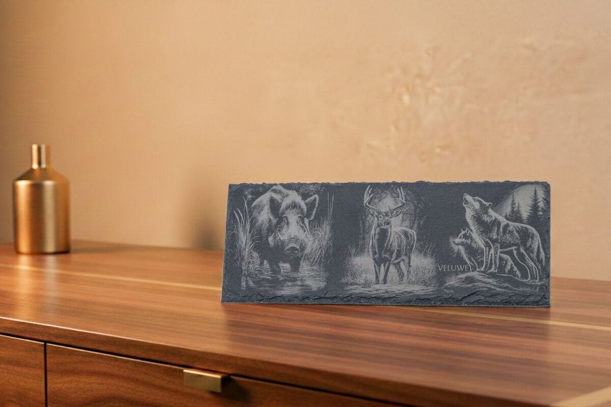 Leisteen decoratieplank met gravure van edelhert, wild zwijn of wolf – ambachtelijk Veluws laserwerk.