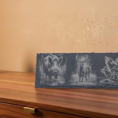 Leisteen decoratieplank met gravure van edelhert, wild zwijn of wolf – ambachtelijk Veluws laserwerk.