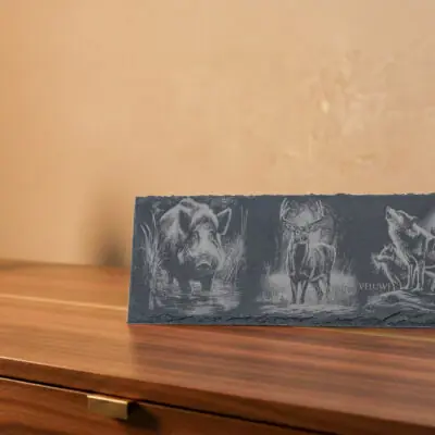 Leisteen decoratieplank met gravure van edelhert, wild zwijn of wolf – ambachtelijk Veluws laserwerk.
