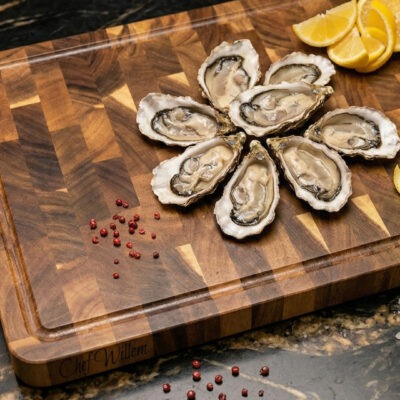 End-grain snijplank met handgreep en vochtgroef. En gratis gravure. Warme houtnerf, ambachtelijke afwerking, subtiele zijgravure – . Pure luxe