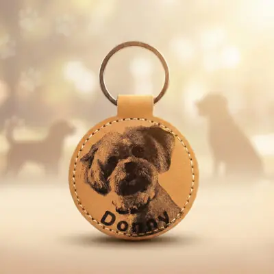 Lasergegraveerde kunstleren hondensleutelhanger – gepersonaliseerd met foto van jouw hond.