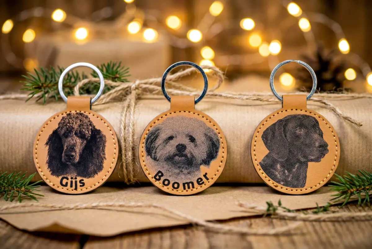 Lasergegraveerde kunstleren hondensleutelhanger – gepersonaliseerd met foto van jouw hond.