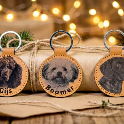 Lasergegraveerde kunstleren hondensleutelhanger – gepersonaliseerd met foto van jouw hond.