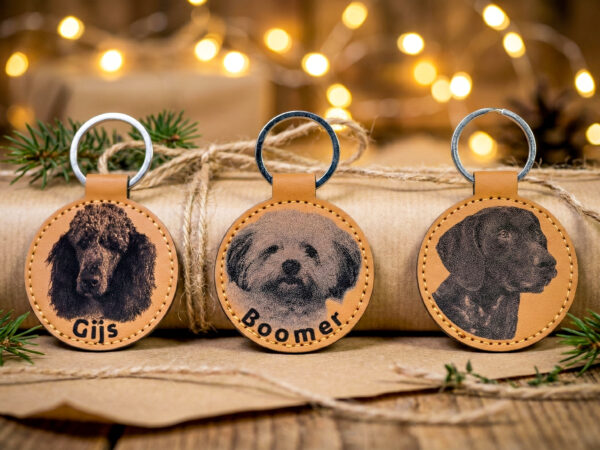 Lasergegraveerde kunstleren hondensleutelhanger – gepersonaliseerd met foto van jouw hond.
