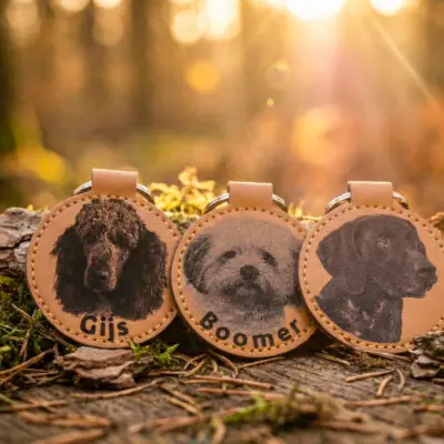 Lasergegraveerde kunstleren hondensleutelhanger – gepersonaliseerd met foto van jouw hond.
