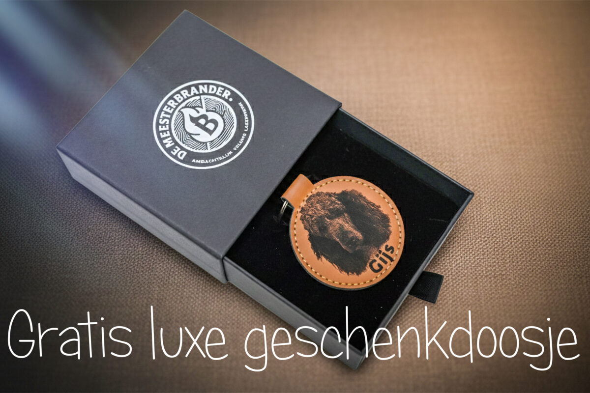 Lasergegraveerde kunstleren hondensleutelhanger – gepersonaliseerd met foto van jouw hond.