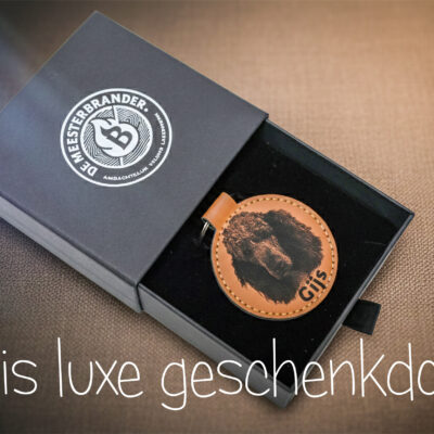 Lasergegraveerde kunstleren hondensleutelhanger – gepersonaliseerd met foto van jouw hond.