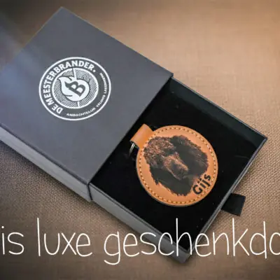 Lasergegraveerde kunstleren hondensleutelhanger – gepersonaliseerd met foto van jouw hond.