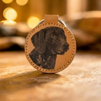 Lasergegraveerde kunstleren hondensleutelhanger – gepersonaliseerd met foto van jouw hond.