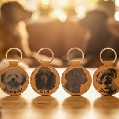 Lasergegraveerde kunstleren hondensleutelhanger – gepersonaliseerd met foto van jouw hond.