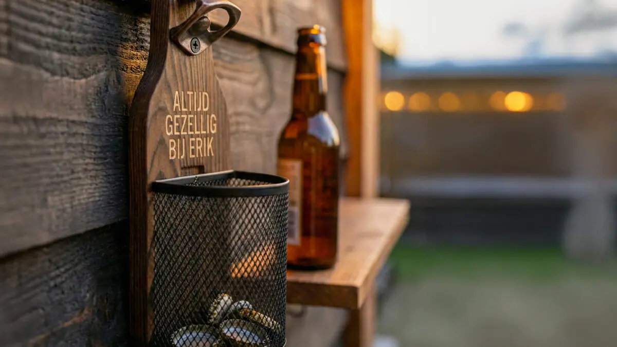 Houten Wandbieropener met Dopjesmandje Afneembaar metalen dopjesmandje gevuld met bierdopjes bij houten wandbieropener