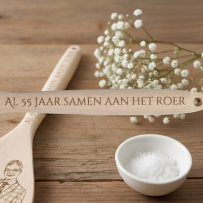 Houten opschep- en roerlepel met eigen tekst of naam. Ambachtelijk gegraveerd. Uniek cadeau voor mama, papa of oma.