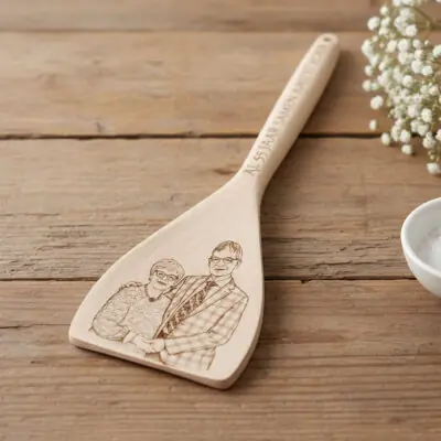 Houten opschep- en roerlepel met eigen tekst en foto. Ambachtelijk gegraveerd. Uniek cadeau voor mama, papa of oma.
