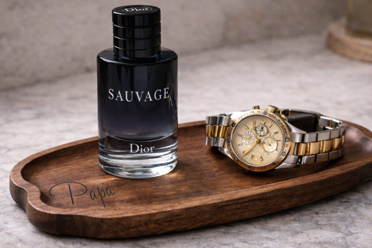 Houten schaaltje met horloge en parfum, stijlvol opbergschaaltje voor dagelijkse spullen