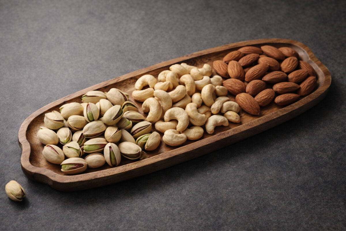 Houten multifunctioneel schaaltje van 28×10 cm met warme houtkleur, geschikt voor sieraden, badkamer, borrel of bureau