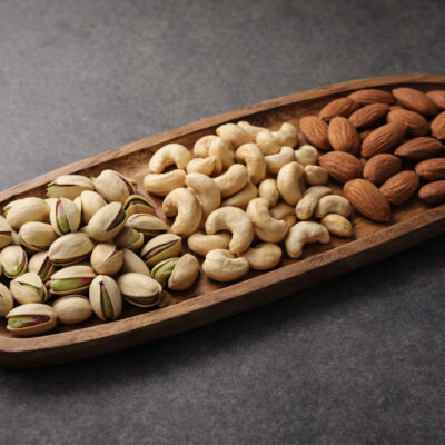 Houten multifunctioneel schaaltje van 28×10 cm met warme houtkleur, geschikt voor sieraden, badkamer, borrel of bureau