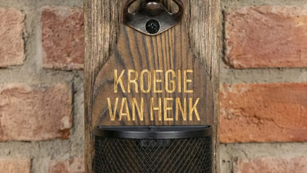 Houten Wandbieropener met Dopjesmandje Afneembaar metalen dopjesmandje gevuld met bierdopjes bij houten wandbieropener