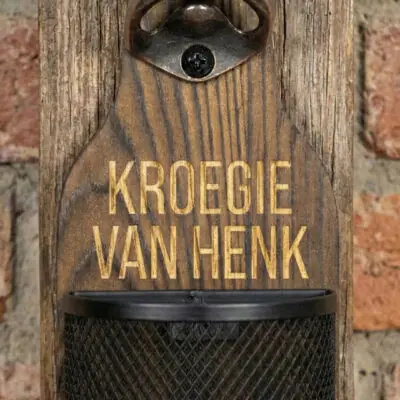 Houten Wandbieropener met Dopjesmandje Afneembaar metalen dopjesmandje gevuld met bierdopjes bij houten wandbieropener