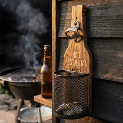 Houten Wandbieropener met Dopjesmandje Afneembaar metalen dopjesmandje gevuld met bierdopjes bij houten wandbieropener