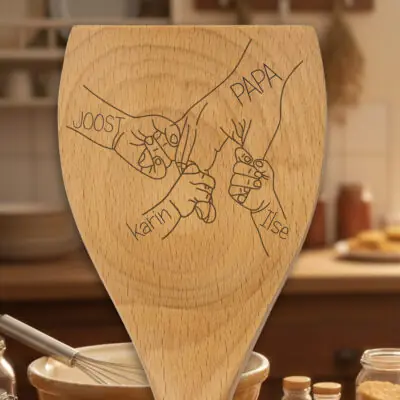 Houten opschep- en roerlepel met kindernamen voor papa. Ambachtelijk gegraveerd. Uniek cadeau voor papa