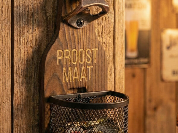 Houten wandbieropener met afneembaar metalen dopjesmandje, 25 × 8 cm