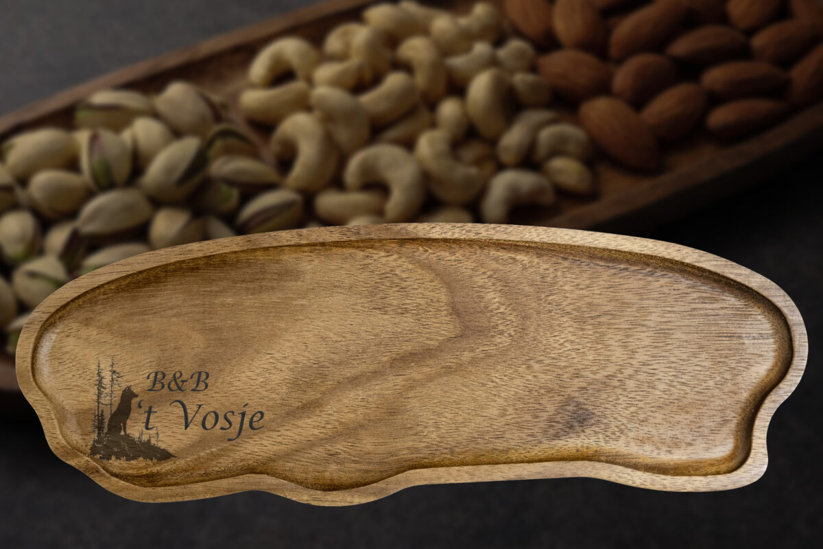Houten schaaltje met gegraveerde B&B-naam voor tapa's en snoep