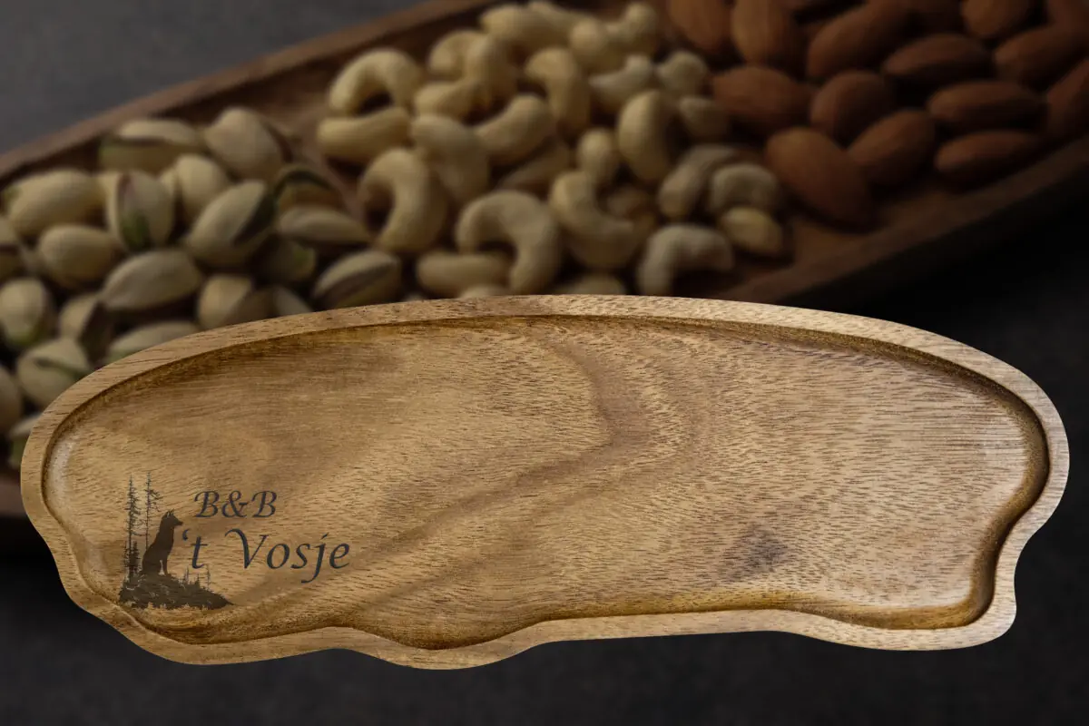 Houten schaaltje met gegraveerde B&B-naam voor tapa's en snoep