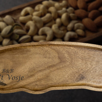 Houten schaaltje met gegraveerde B&B-naam voor tapa's en snoep