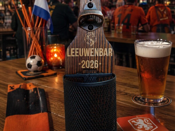 WK bieropener Leeuwenbar De meesterbrander 1 Voetbal wandbieropener De Meesterbrander