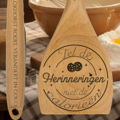 Houten opschep- en roerlepel met eigen tekst of naam. Ambachtelijk gegraveerd. Uniek cadeau voor mama, papa of oma.