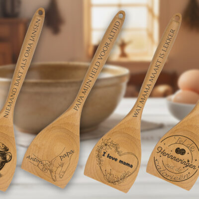 Houten opschep- en roerlepel met eigen tekst of naam. Ambachtelijk gegraveerd. Uniek cadeau voor mama, papa of oma.