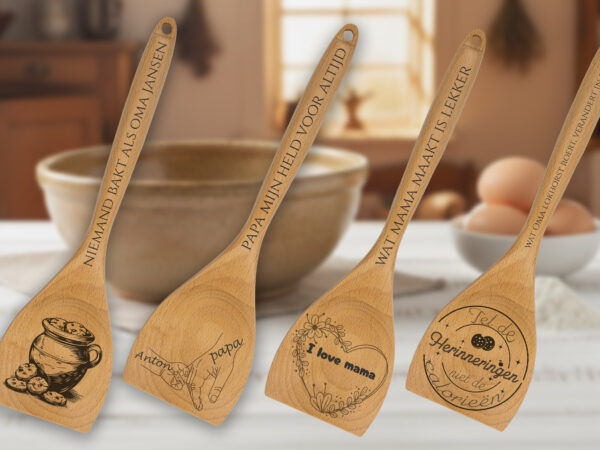Houten opschep- en roerlepel met eigen tekst of naam. Ambachtelijk gegraveerd. Uniek cadeau voor mama, papa of oma.