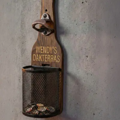 Houten Wandbieropener met Dopjesmandje Afneembaar metalen dopjesmandje gevuld met bierdopjes bij houten wandbieropener