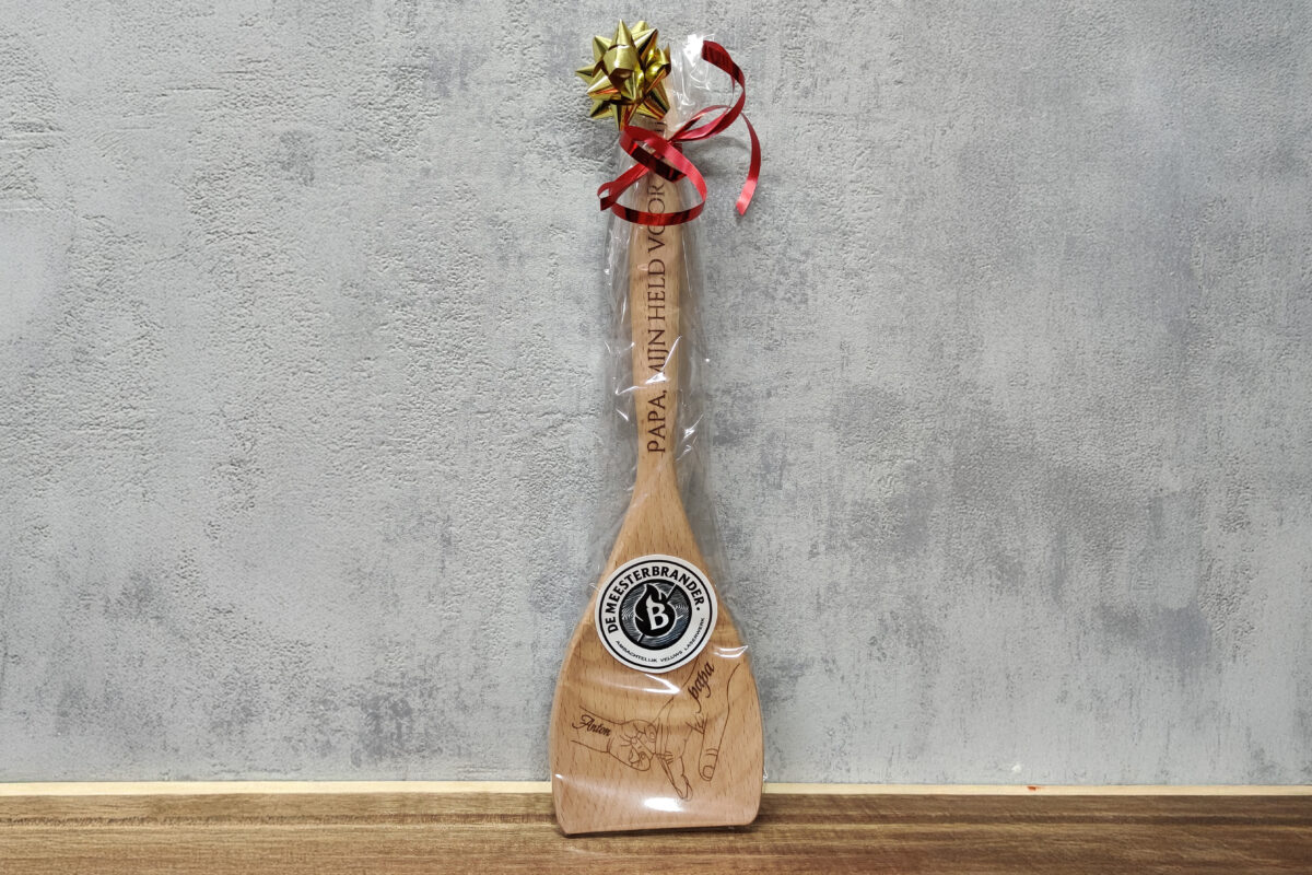 Houten opschep- en roerlepel met eigen tekst of naam. Ambachtelijk gegraveerd. Uniek cadeau voor mama, papa of oma.