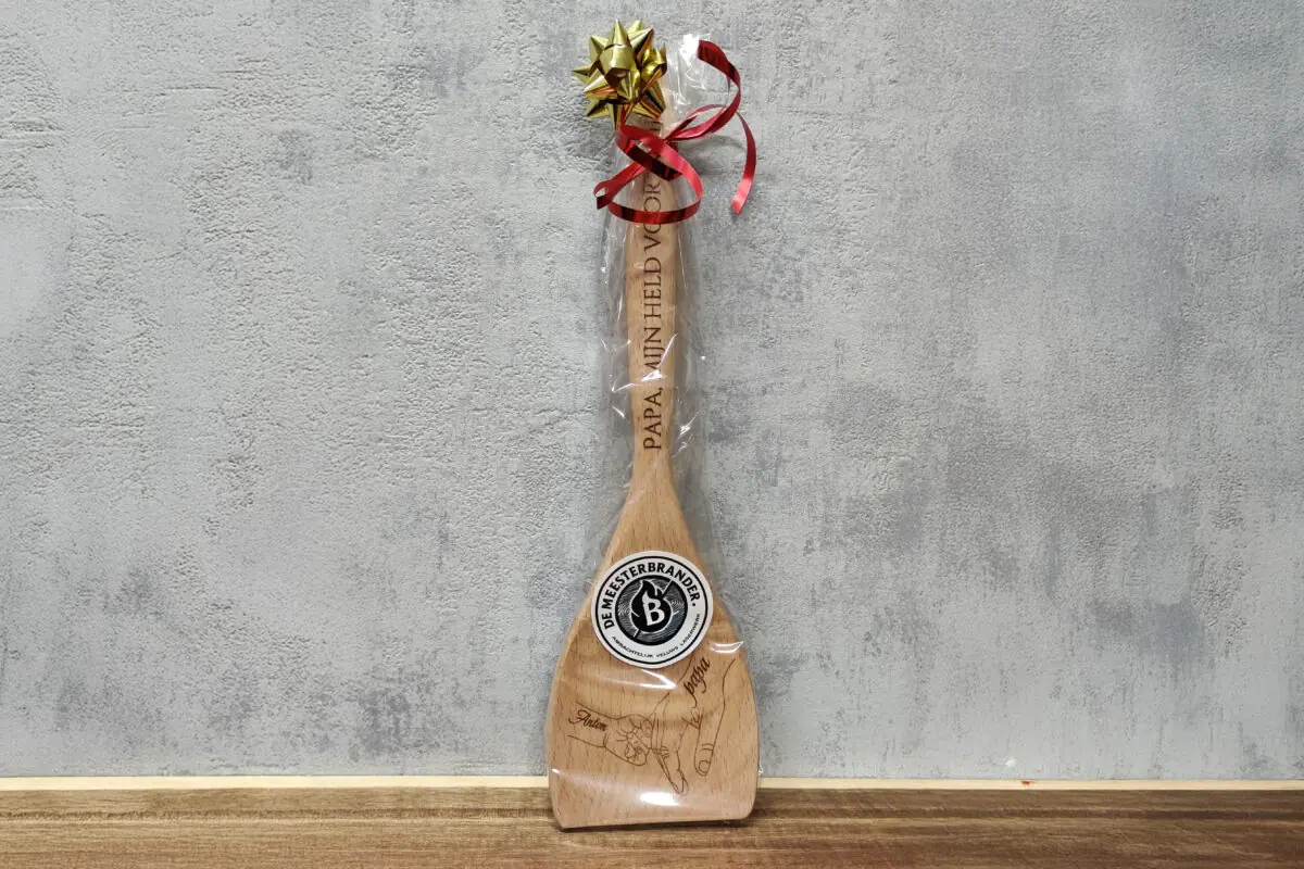 Houten opschep- en roerlepel met eigen tekst of naam. Ambachtelijk gegraveerd. Uniek cadeau voor mama, papa of oma.