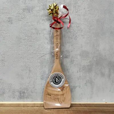 Houten opschep- en roerlepel met eigen tekst of naam. Ambachtelijk gegraveerd. Uniek cadeau voor mama, papa of oma.
