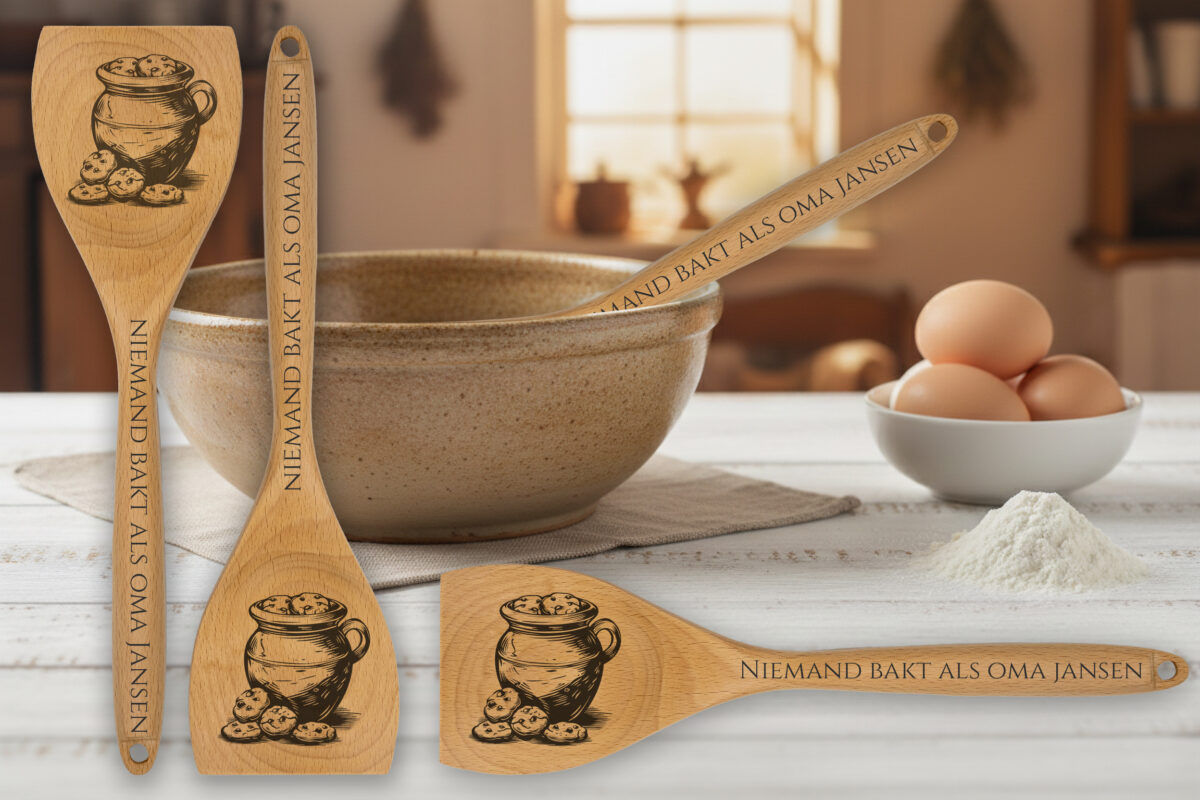Houten opschep- en roerlepel met eigen tekst of naam. Ambachtelijk gegraveerd. Uniek cadeau voor mama, papa of oma.